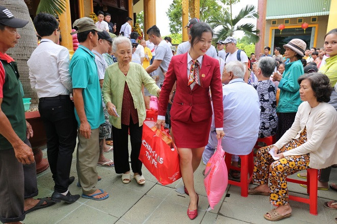 Việt Hưng Phát cùng Áo dài ABC trao 1400 phần quà cho người dân khó khăn các tỉnh miền Tây