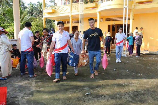 Việt Hưng Phát cùng Áo dài ABC trao 1400 phần quà cho người dân khó khăn các tỉnh miền Tây