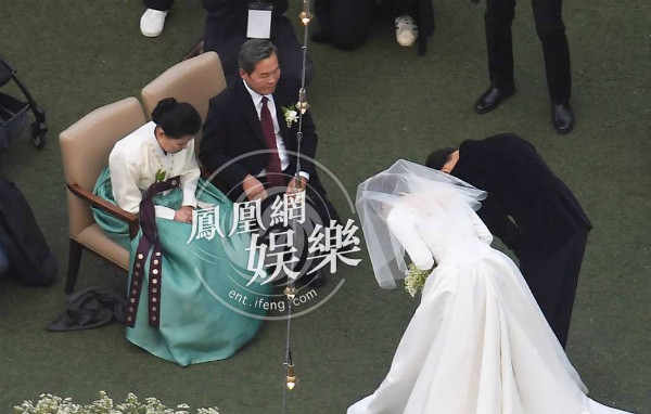 Những khoảnh khắc ngọt ngào trong đám cưới Song Joong Ki và Song Hye Kyo 