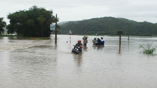 Mưa lũ gây chia cắt tại Phú Yên, hơn 2.000 người sơ tán