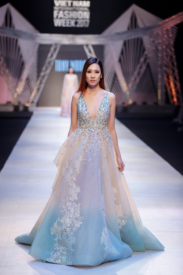 VIFW: Mãn nhãn với Bộ sưu tập Haute Couture đúng nghĩa từ Tony Ward 