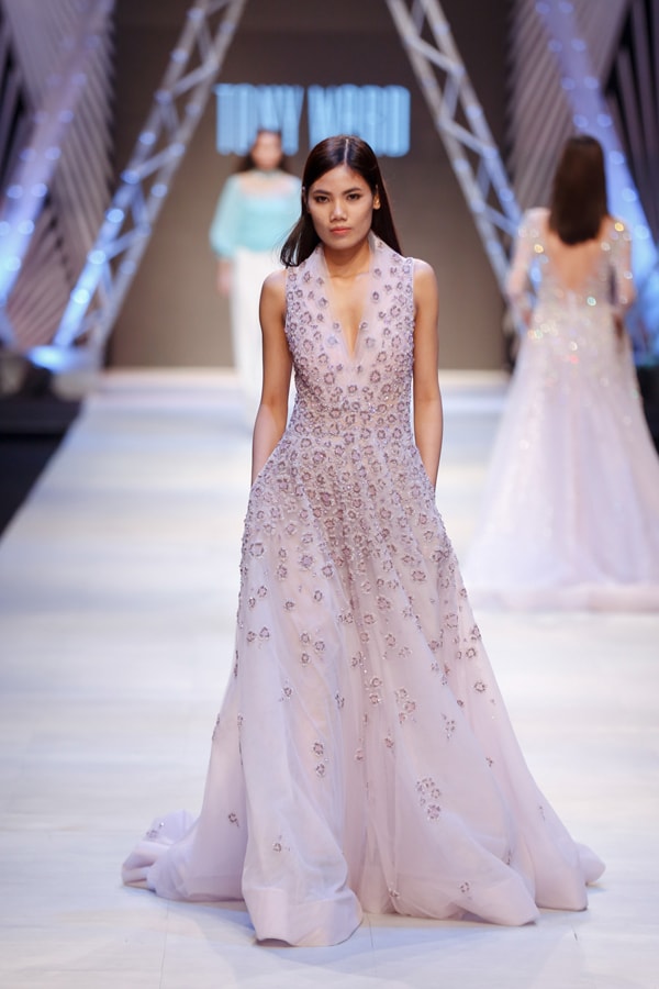 VIFW: Mãn nhãn với Bộ sưu tập Haute Couture đúng nghĩa từ Tony Ward 