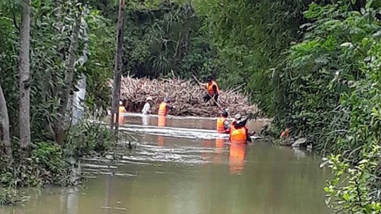 Đang khơi thông dòng chảy, nữ nhân viên thủy lợi bị lũ cuốn trôi