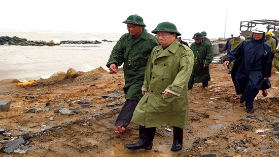 Phó Thủ tướng Trịnh Đình Dũng kiểm tra phòng chống bão số 12 tại Phú Yên