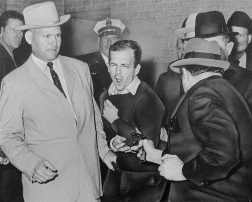 L.H. Oswald bị Jack Ruby bắn chết trước cửa Sở Cảnh sát Dallas. Theo thuyết âm mưu, Ruby là người của giới MafiaẢnh : Youtube