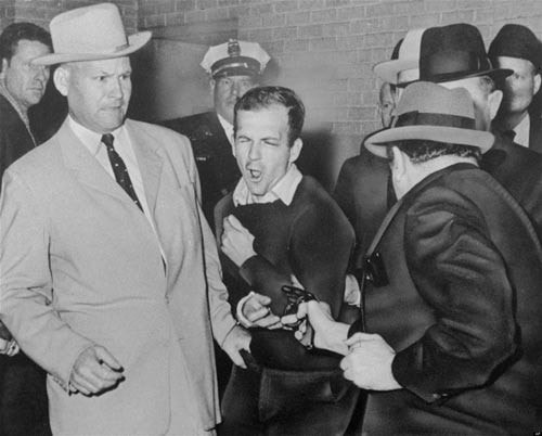 L.H. Oswald bị Jack Ruby bắn chết trước cửa Sở Cảnh sát Dallas. Theo thuyết âm mưu, Ruby là người của giới MafiaẢnh : Youtube