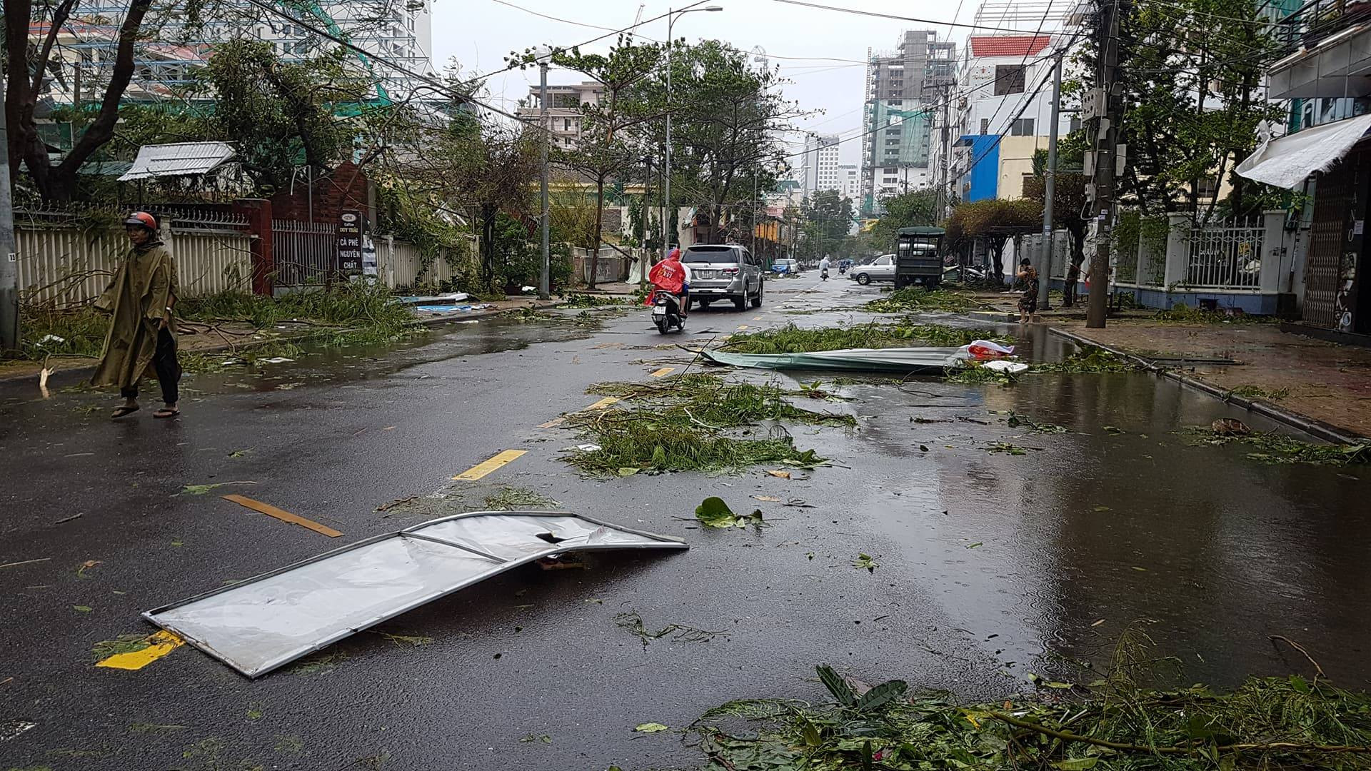 Nha Trang tan hoang sau bão số 12