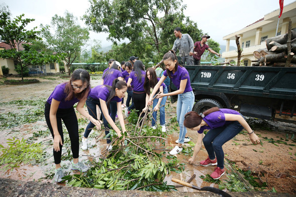 Thí sinh Hoa hậu Hoàn vũ Việt Nam hỗ trợ gia đình gặp nạn trong bão số 12