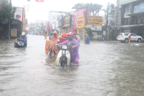 Huế: Mưa lớn kéo dài, người dân bì bõm lội nước trên phố về nhà