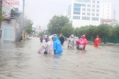 Huế: Mưa lớn kéo dài, người dân bì bõm lội nước trên phố về nhà