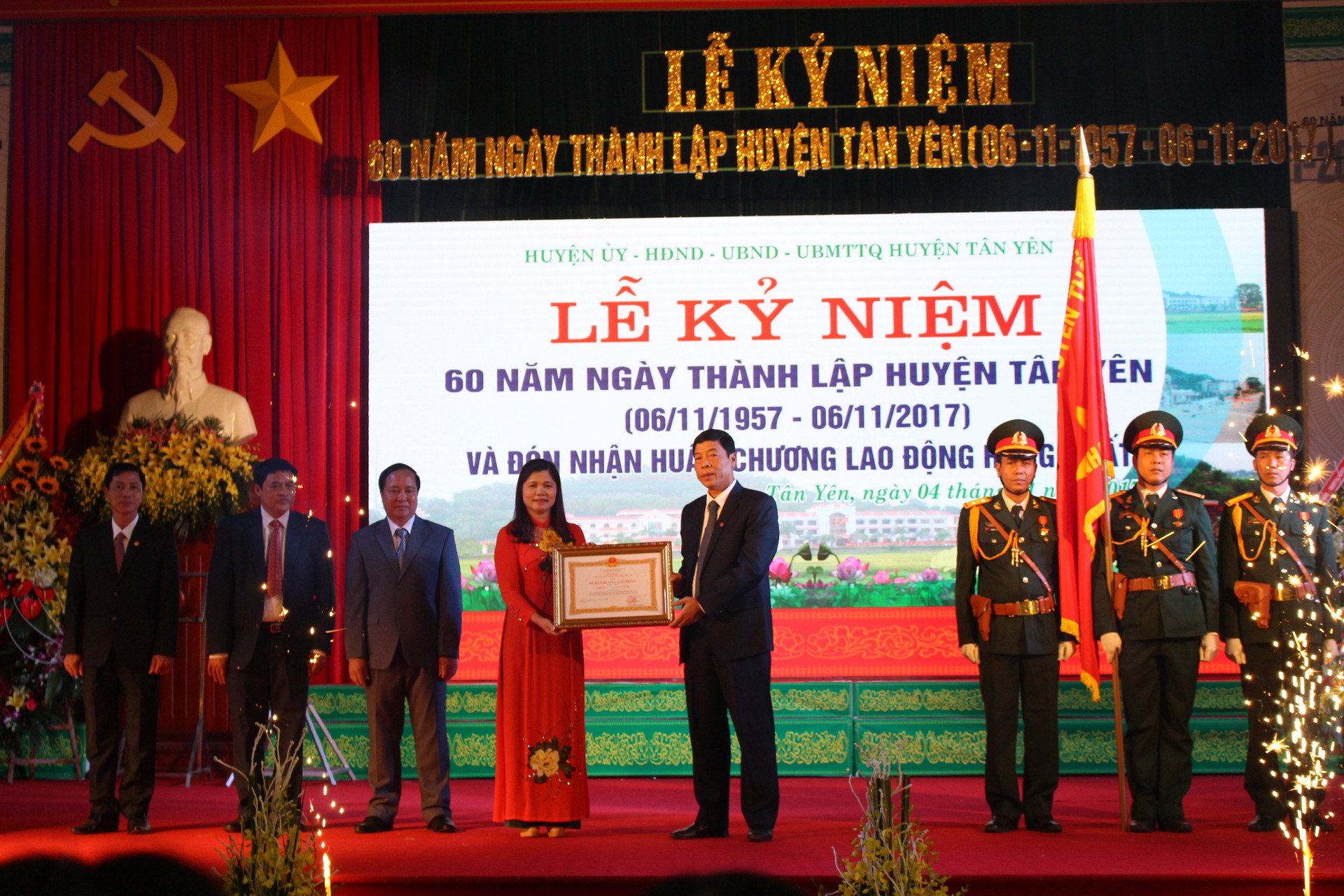 Huyện Tân Yên (Bắc Giang) đón nhận Huân chương Lao động hạng Nhất 