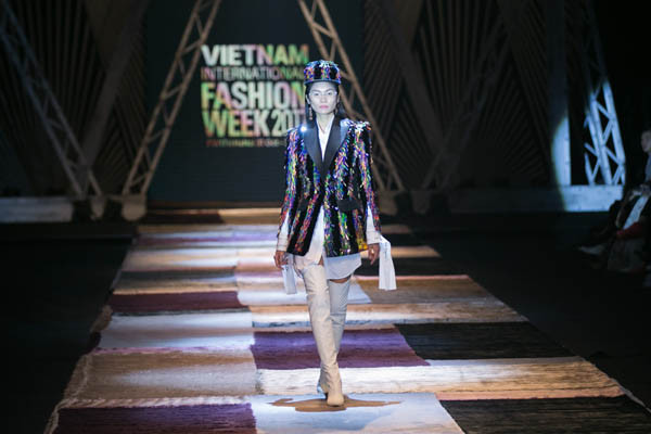Điểm mặt chân dài đắt show nhất Tuần lễ Thời trang Quốc tế Việt Nam 2017
