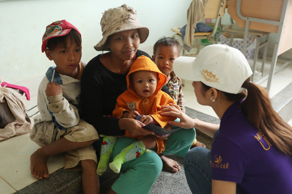 Thí sinh Hoa hậu hoàn vũ Việt Nam tiếp tục trao quà, thăm hỏi gia đình chịu ảnh hưởng sau bão số 12