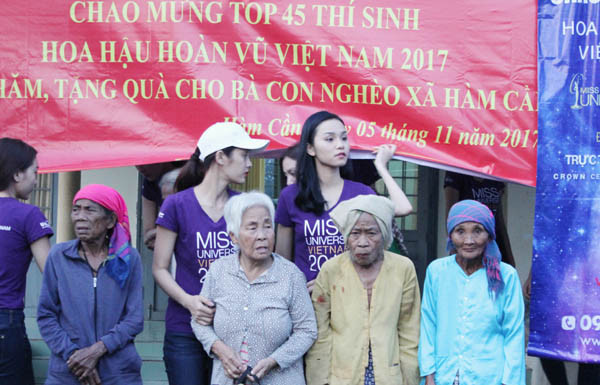 Thí sinh Hoa hậu hoàn vũ Việt Nam tiếp tục trao quà, thăm hỏi gia đình chịu ảnh hưởng sau bão số 12