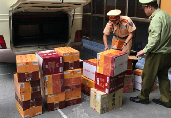 70 thùng rượu nhập lậu từ Trung Quốc bị lực lượng CSGT bắt giữ
