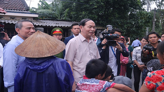 Chủ tịch nước Trần Đại Quang thăm hỏi động viên nhân dân vùng lũ Đà Nẵng