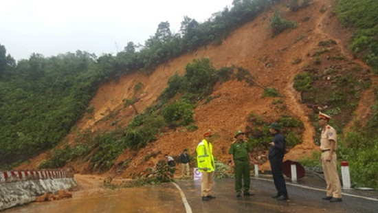 Giao thông các tỉnh miền Trung ảnh hưởng nặng nề do mưa lũ