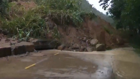 Giao thông các tỉnh miền Trung ảnh hưởng nặng nề do mưa lũ