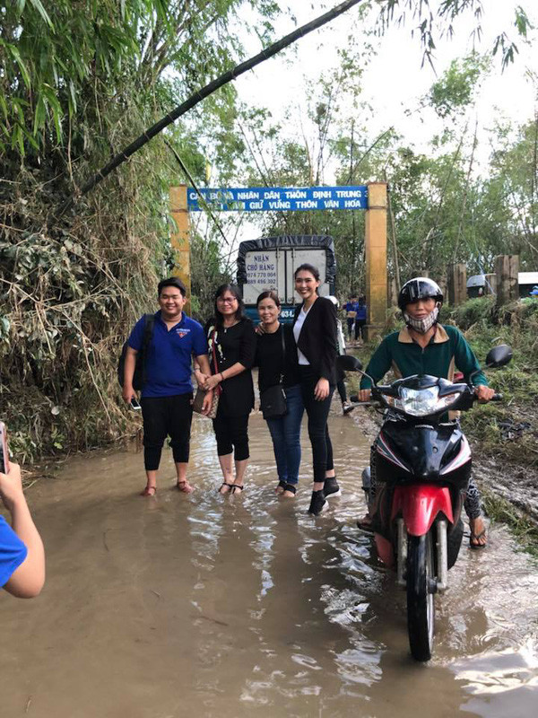 Học trò Hoàng Thùy về Phú Yên cứu trợ bà con sau bão số 12