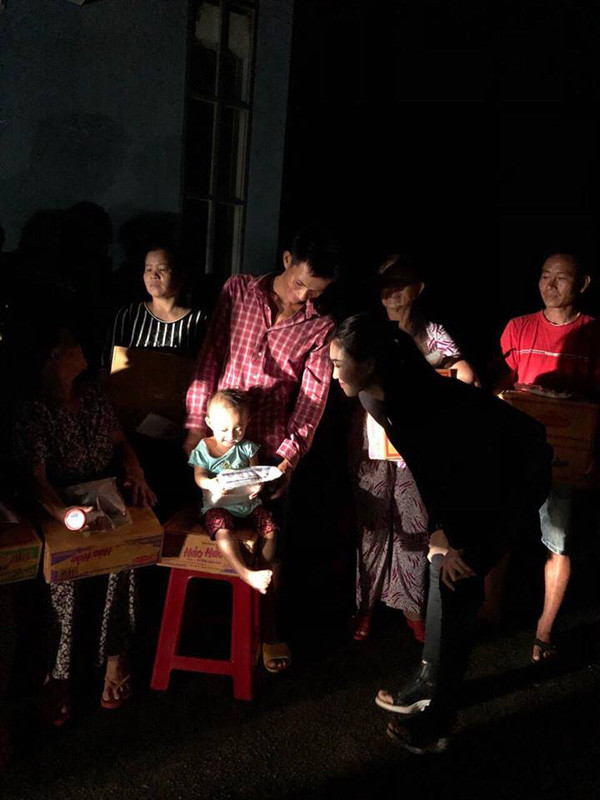 Học trò Hoàng Thùy về Phú Yên cứu trợ bà con sau bão số 12