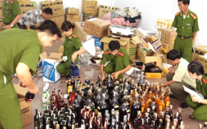 Triệt phá dây chuyền sản xuất rượu giả tại TP Hồ Chí Minh