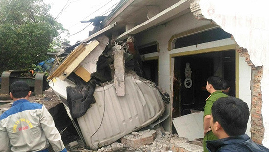 Nghệ An: Xe đầu kéo mất lái đâm sập nhà dân, 2 người thương vong