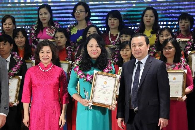 Sở GD-ĐT Hà Nội tuyên dương 100 nhà giáo tâm huyết, sáng tạo năm học 2016-2017