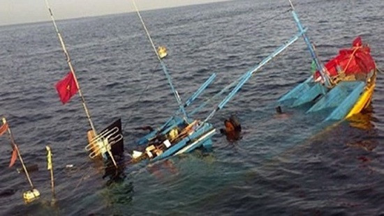 Công tác tìm kiếm thi thể chìm tàu ở biển Quy Nhơn gặp khó khăn vì thời tiết