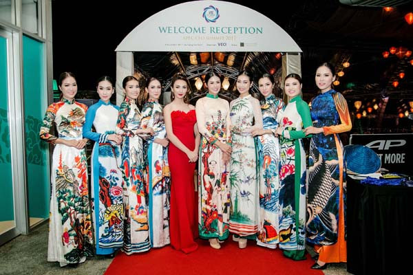 Hoa hậu Ngọc Hân mang áo dài truyền thống tại APEC