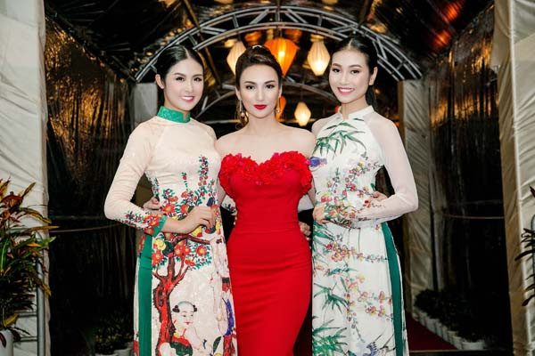 Hoa hậu Ngọc Hân mang áo dài truyền thống tại APEC