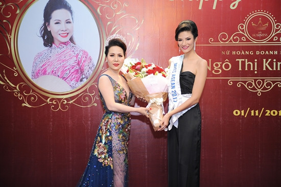 Nữ hoàng doanh nhân Kim Chi xinh đẹp bên Hoa hậu Hữu nghị ASEAN 2017