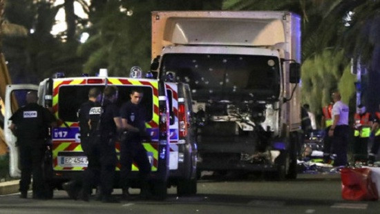 Pháp: Lao xe tải vào đám đông, ít nhất 3 người bị thương