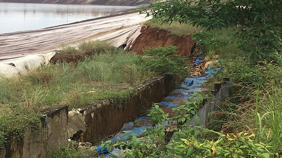 Đắk Nông: Xuất hiện nhiều vết nứt trên đất rẫy của người dân sát với hồ bùn đỏ