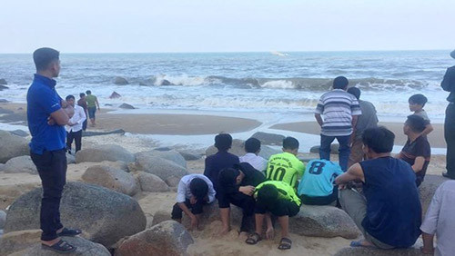 Hà Tĩnh: Tắm biển lúc sóng lớn, 2 học sinh mất tích