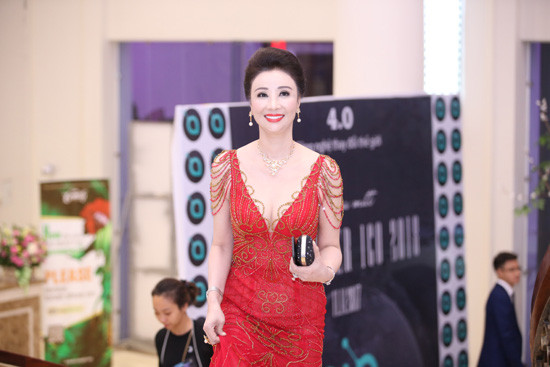 Hoa hậu Đinh Hiền Anh trở thành “Nữ hoàng kim cương Empire 2017”