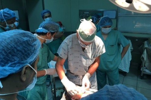 Bác sĩ người Mỹ phẫu thuật thành công khối u quái cho bé gái Việt