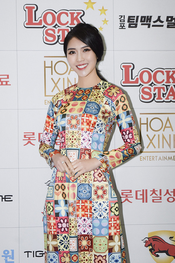Hoa hậu Tường Linh diện áo dài sang Hàn Quốc quay hình cho đài SBS