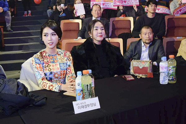 Hoa hậu Tường Linh diện áo dài sang Hàn Quốc quay hình cho đài SBS