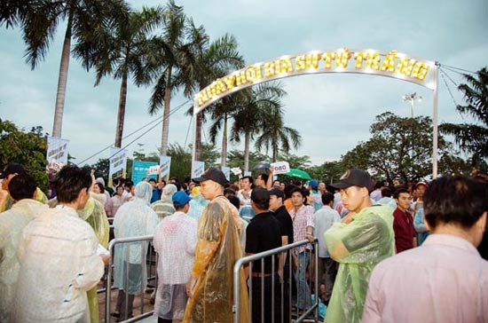 5,000 anh em đội mưa tham dự “lễ hội bia Sư Tử Trắng - Nâng ly vì chí lớn”