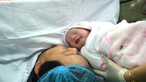 Bé gái thụ tinh trong ống nghiệm đầu tiên ở Nghệ An ra đời