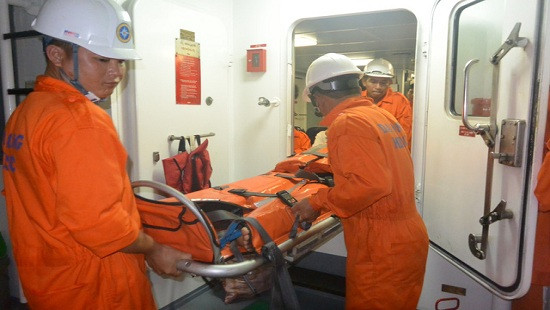 Kịp thời cứu nạn khẩn cấp ngư dân vào đất liền điều trị