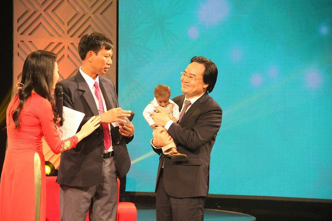 Bộ trưởng Phùng Xuân Nhạ xúc động bế cậu bé tí hon K'Rể