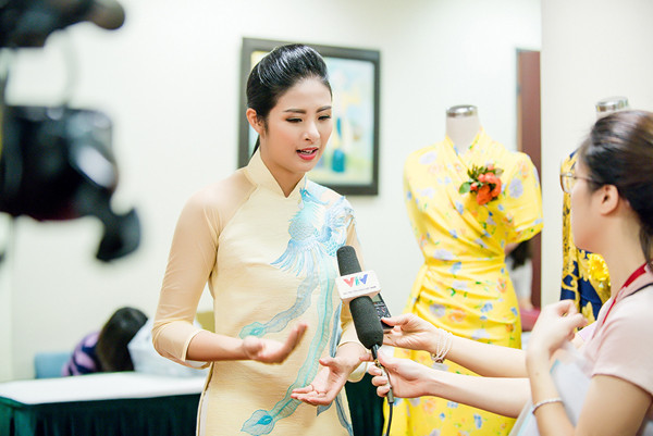 Hoa hậu Ngọc Hân giới thiệu bộ sưu tập mới tại ‘thủ phủ’ của tơ lụa Việt Nam