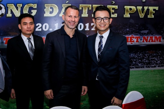 MC Đức Bảo liên tục dẫn live cho Ryan Giggs và các danh thủ