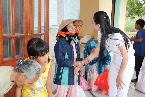 Hà Thu dầm mưa cả ngày vác gạo giúp bà con xứ Huế