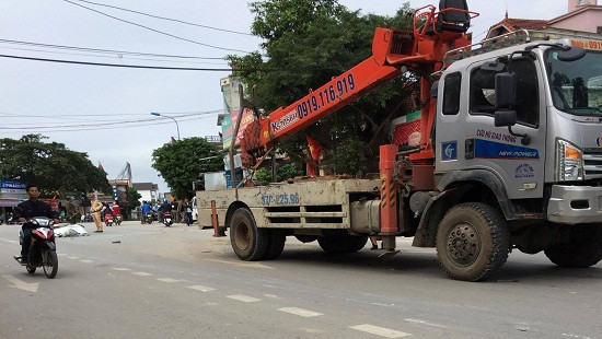 Nghệ An: Kinh hãi nhìn tảng sắt cả tấn từ xe cẩu đè nát ca bin xe ngược chiều