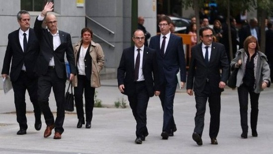 Quan chức Catalonia chấp nhận để chính quyền Tây Ban Nha nắm quyền kiểm soát