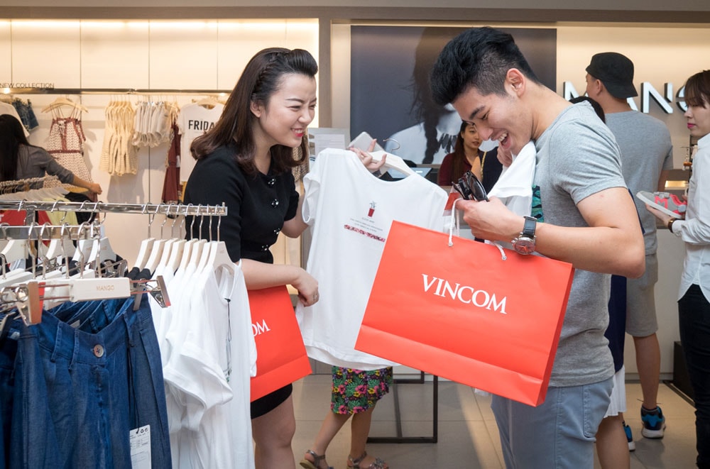 Gần 2000 gian hàng ngập tràn ưu đãi trong dịp Vincom Black Friday 2017