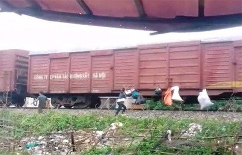 Hà Tĩnh: Phản cảm cảnh người dân bám tàu 'gửi' rác