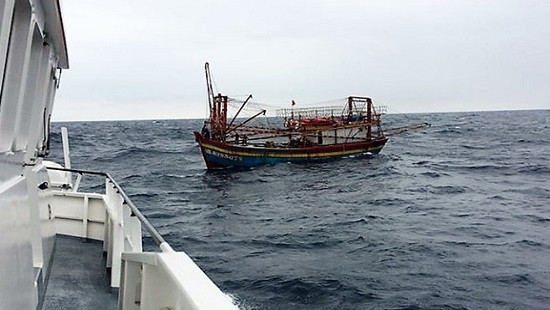 Kịp thời cứu 9 thuyền viên gặp nạn đưa về đất liền an toàn